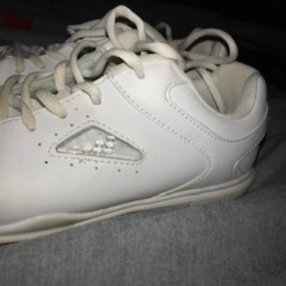 Cheer shoes